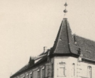 Historisches Windspiel auf dem höchsten Punkt des Dachgiebels